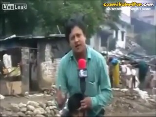 Sel Haberini Halkın Tepesinden Sunan Hintli