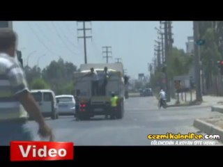 Kırmızı Işıkta Kamyondan Karpuz Araklayan Çocuklar