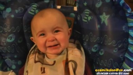 Annesinin Şarkı Söylemesine Çok Duygulanan Bebek