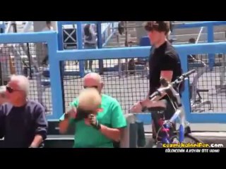 Telefonla Saç Kesme Şakası Yapmak