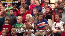 İşaret Dili İle Noel Şarkıları Söyleyen Sempatik Kız