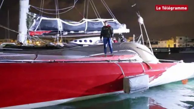 Tour du monde. Thomas Coville quitte le port de Brest