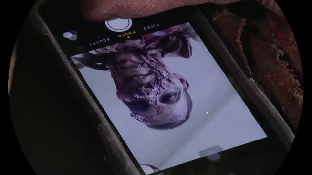 Un manchot se déguise pour faire peur aux gens en mode Walking Dead et Zombies!