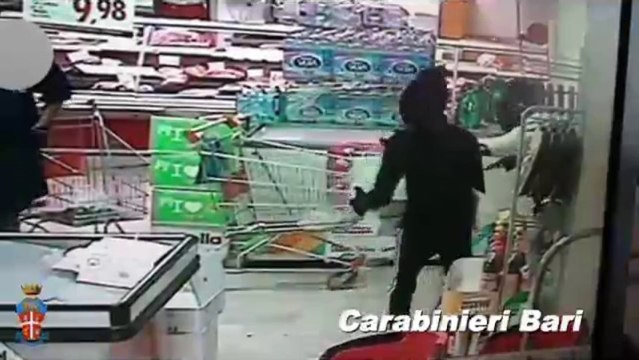 Molfetta - Bitonto: arrestato giovane rapinatore grazie al tatuaggio sul polpaccio