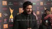 Shahrukh khan  appreciate salman khan during the Red Carpet of 9th Renault star  guild Awards