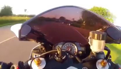 Le reflexe de survie du motard! Chanceux!