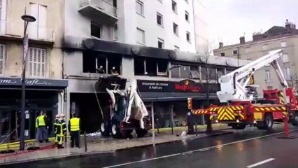 Incendie à Valence: les pompiers déblaient.