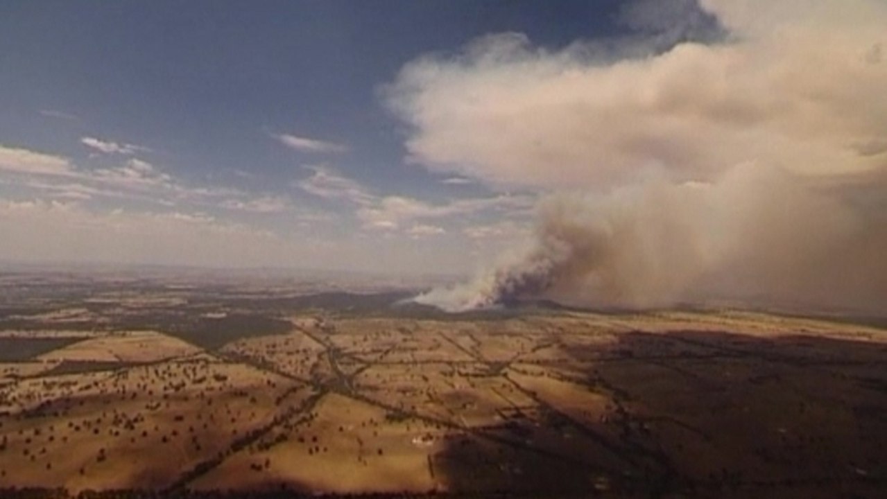 Heatwave fans Australia bushfires