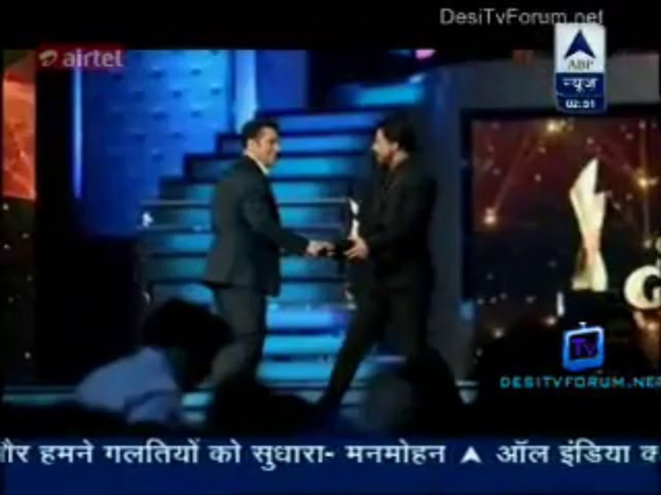 @IamSRK and @BeingSalmanKhan  Sharing Stage together at  #9thStarGuildAwards2014