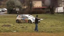 Sébastien Ogier jette sa voiture dans un champ pour éviter des spectateurs.