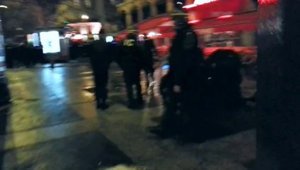 Valls à crée le trouble sociale en France:Des sionistes saccagent la terrasse d'un bar (16/01/2014)