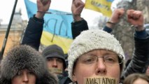 Ukraine's leader approves anti-protest laws