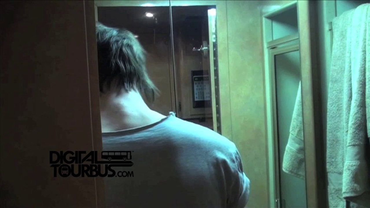 Asking Alexandria / Danny Worsnop - BUS INVADERS Ep. 223