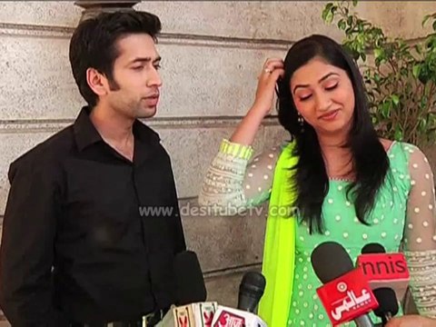 Pyaar Ka Dard Hai Meetha Meetha Pyaara Pyaara - Pankhuri & Aditya is craking joke during the shoot