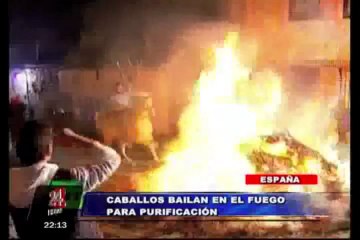 Jinetes atraviesan llamas a caballo en celebración española