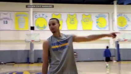 Un panier du bout du terrain - Steph Curry est un bon!!!