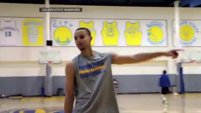 Un panier du bout du terrain - Steph Curry est un bon!!!