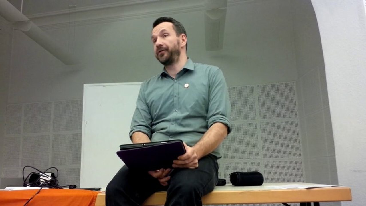 Steffen (Fraktion PIRATEN Lichtenberg) erklärt die Problematik, die durch das Konstrukt Zählgemeinschaft entsteht