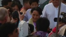 Suu Kyi welcomed with flowers and cheers in eastern Kayin state