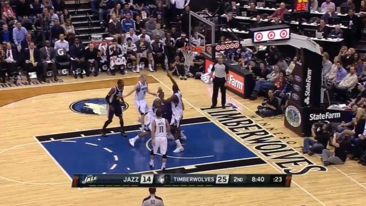 Derrick Favors rate deux dunks de suite