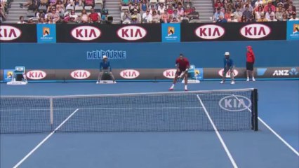 Andy Murray rate un service et frôle son adversaire!