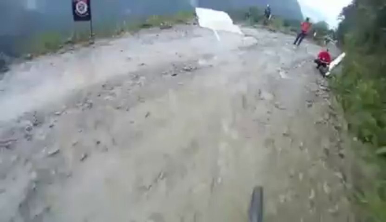Jump from a cliff with a bike and FAIL... Violent fall!