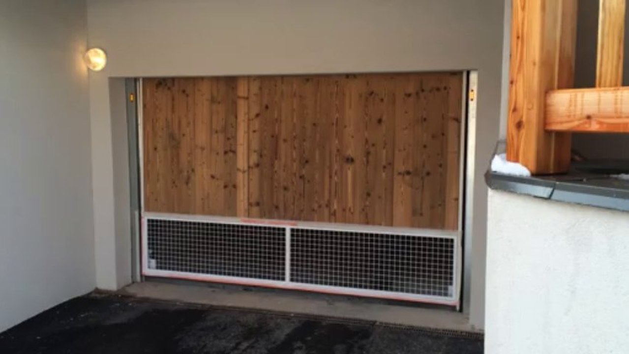 Porte de garage Collective Megeve Stores & Ferm. Du Prarion