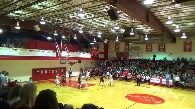 Basketball : Le ballon se coince sur le panier en plein match