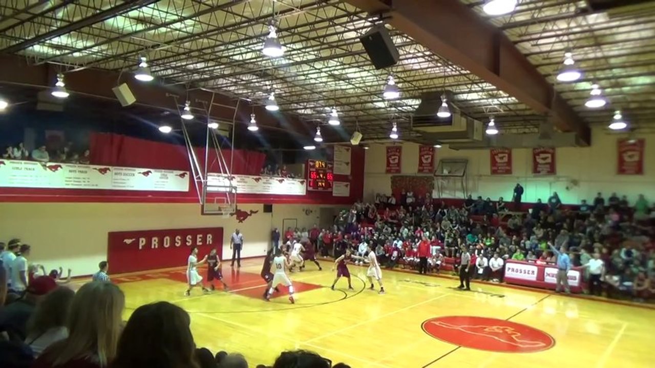 Basketball : Le ballon se coince sur le panier en plein match