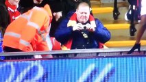 Un supporter de foot prend en photo un joueur qui tombe