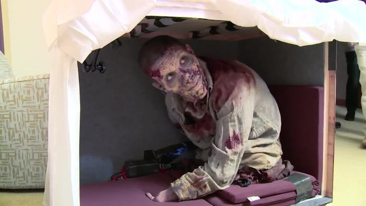 Nick Santonastasso en Zombie fait une blague à Norman Reedus