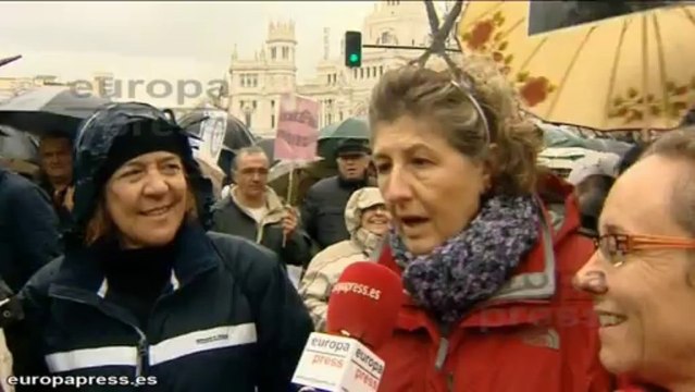 Profesionales sanitarios recorren las calles de Madrid