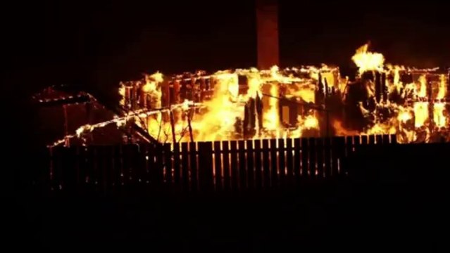 Fuego arrasa pueblo histórico en Noruega