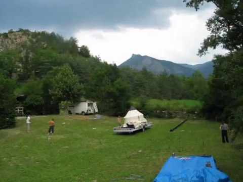 Timelapse montage d'un chapiteau