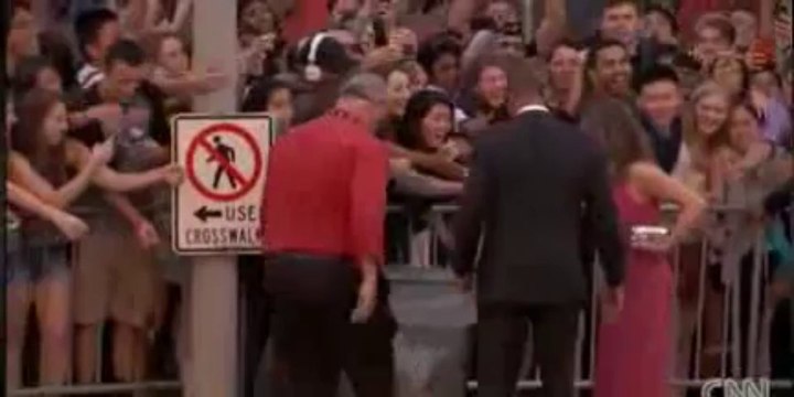 Julia Roberts Fans STAMPEDE Over Barricade At SAG Awards Fans go Gaga for Roberts