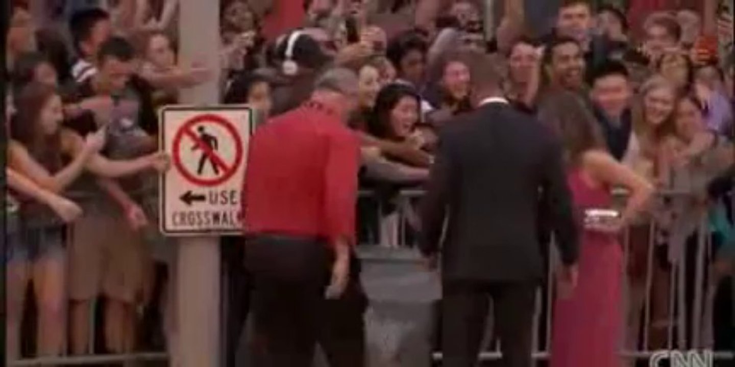 Julia Roberts Fans STAMPEDE Over Barricade At SAG Awards Fans go Gaga for Roberts