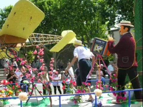 AGDE - 2007 - Le corso du Comité des fêtes d'Agde - Un rendez vous familial et traditionnel