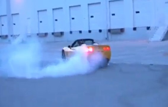 Il apprend à sa fille à faire des gros burns avec sa Corvette ZHZ