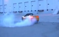 Il apprend à sa fille à faire des gros burns avec sa Corvette ZHZ
