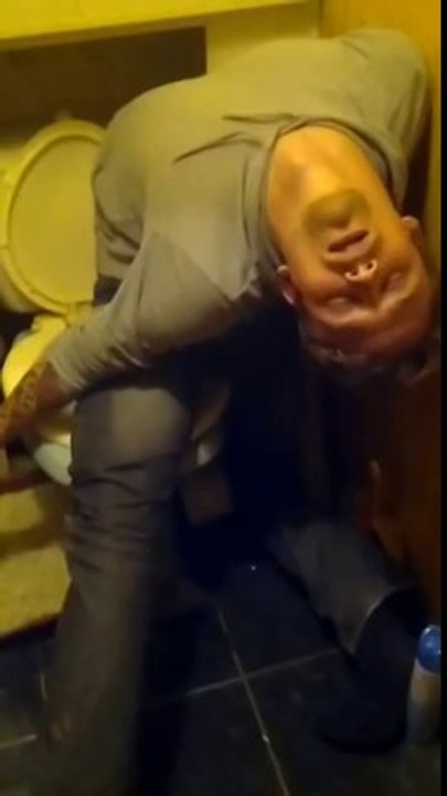 Un mec ivre endormi dans une position bizarre aux toilettes