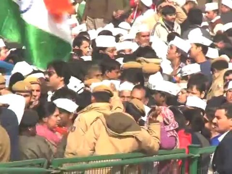Arvind Kejriwal threatens to flood Rajpath with supporters