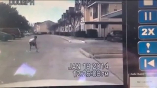 Un policier américian s'arrete pour jouer au football avec un jeun garçon! Sympa...