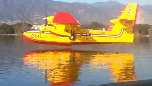 Un avion canadair remplie ses réservoirs d'eau sur un lac! Impressionnant!