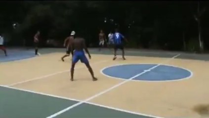 Golaço no futebol de salão!