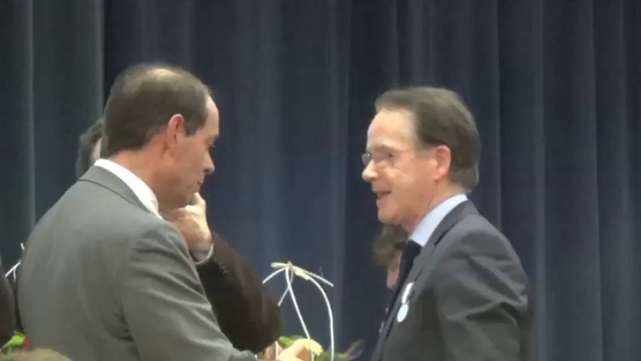 cérémonie des voeux 2014 à Avranches : remise de médailles et fleurs aux agents de la ville et élus