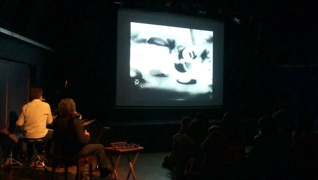 Un peu Pluche ciné-concert jeune public Pascal Pallisco accordéon Bruno Desmouillières percussions F