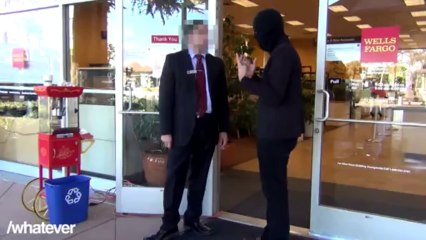 Rentrer dans une banque en cagoule - Caméra cachée