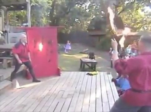 Un gars attrape des couteaux enflammé qu'on lui jette. Fou!
