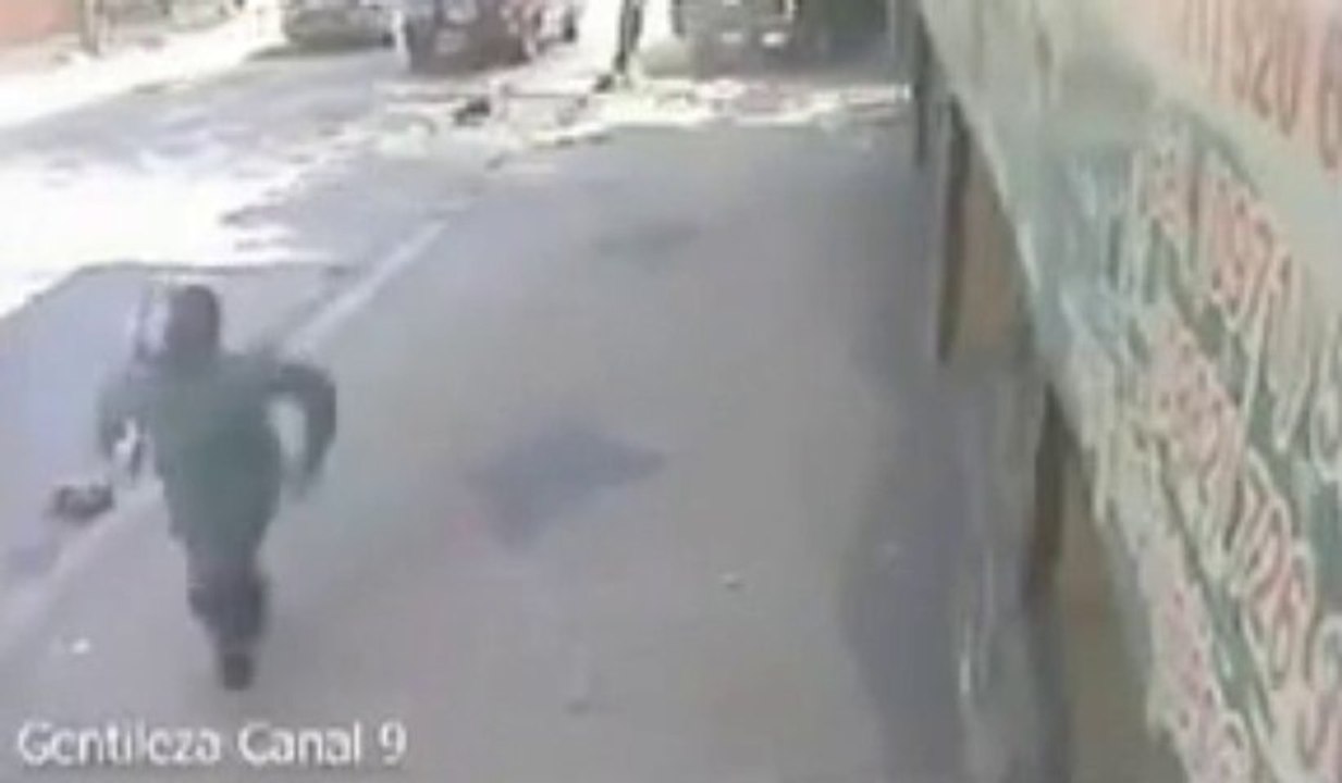 Des voleurs se font écraser par un Pick Up... Bien violent mais bien fait!