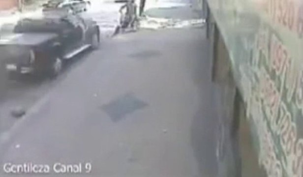 Crazy pick up smashing thiefs... So so funny!